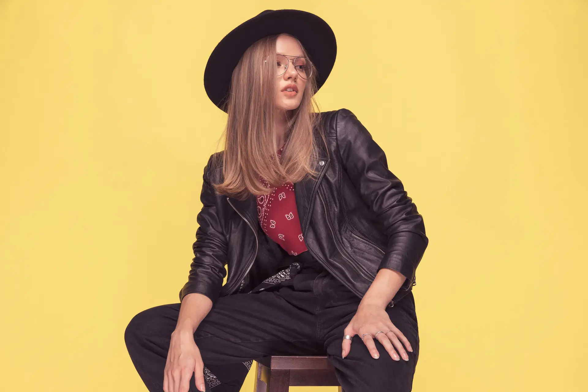 Photo of woman in hat with sunglasses and jacket